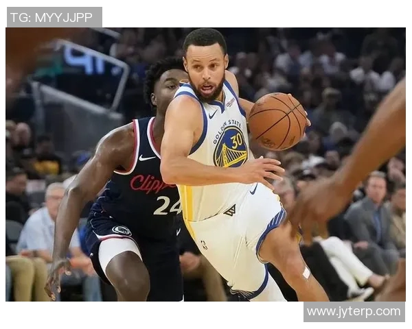 勇士与快船季后赛第三场激战回顾球星表现与战术分析 勇士与快船季后赛第三场激战回顾球星表现与战术分析