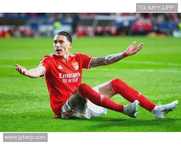 努涅斯在赛场上的精彩表现引发热议球迷对其未来发展充满期待 努涅斯在赛场上的精彩表现引发热议球迷对其未来发展充满期待