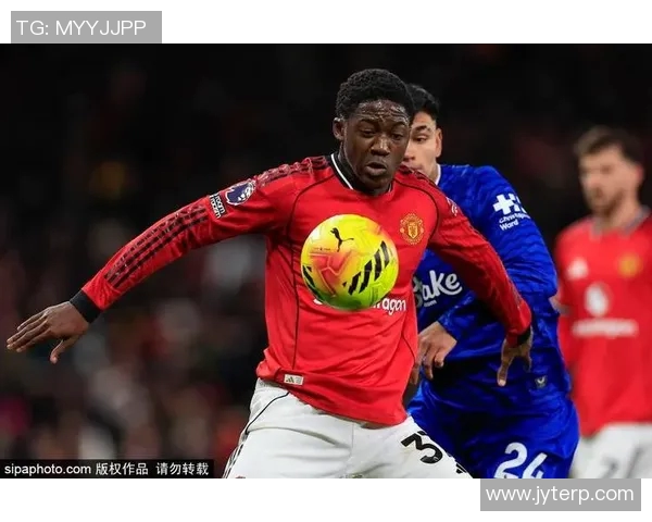 曼联迎战顿涅茨克全力争胜球迷期待激情对决与精彩瞬间 曼联迎战顿涅茨克全力争胜球迷期待激情对决与精彩瞬间