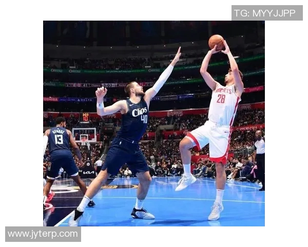 火箭队与上海大鲨鱼激战正酣比分胶着精彩瞬间回顾