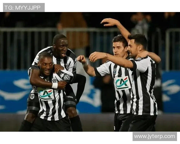 里昂与昂热的对决结果揭晓谁将成为胜者的荣耀之师