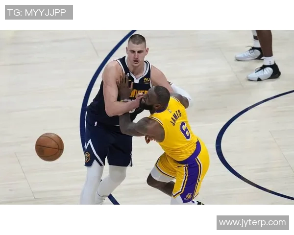 骑士对阵猛龙詹姆斯假摔引发争议球迷热议比赛公正性与裁判判罚标准 骑士对阵猛龙詹姆斯假摔引发争议球迷热议比赛公正性与裁判判罚标准